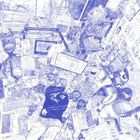 Auf einem chaotischen Schreibtisch liegt eine Person im "tlmc"-Pullover, umgeben von Monitoren und Kabeln.