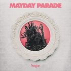 "MAYDAY PARADE", "Sugar". Ein weißer, ornamental gerahmter Kreis zeigt schwarze Blumen auf rosa Hintergrund.