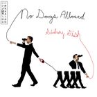 "No Dogs Allowed" oben, "Sidney Gish" in Rot. Ein Mann in Anzug mit Fernglas, Hundeleine führt zu einer Gruppe identischer Beine.