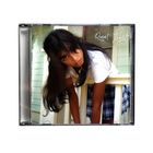 Text "Quiet Light". Eine junge Frau in weißem Shirt und Karorock lehnt sich über ein Geländer, blickt ernst.