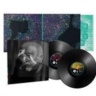 Vinyl-Schallplatten mit buntem abstraktem Hintergrund. Schwarz-weiß Portrait eines Mannes mit einem Telefon vorm Auge.