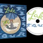 Text: "Lake", "Tour". Illustration: Kind unter Regenschirm, Frosch, Himmel in Blautönen.