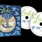 Text: „Lake Tour CD1, CD2“. Illustration: Ein Frosch und Füße unter einem Regenschirm, reflektiert in einer Pfütze.