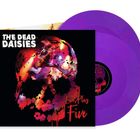 Text: "THE DEAD DAISIES", "Live Plus Five". 
Cover mit bunter Totenkopf-Illustration, zwei lila Schallplatten.