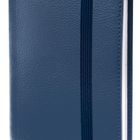 Kein Text ersichtlich. Ein blaues, lederartiges Notizbuch mit einem elastischen Band zum Verschließen.