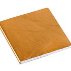 Quadratisches Notizbuch mit goldenem Einband.