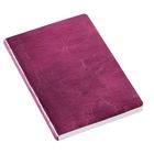 Ein Notizbuch mit glänzend violettem Einband und weißen Seiten.