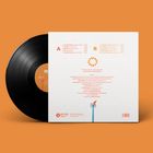 Seite A: 1. Tout Est Bizarre, 2. Abrité, 3. Spy Disc, 4. Vie Utopique, 5. Laissez Passer.  
Seite B: 1. Tu Lojko Jongo, 2. Soushine, 3. Laurina, 4. L'or & le Sang.  
Schwarze Schallplatte auf orangefarbenem Hintergrund.