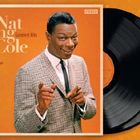 "Nat King Cole: Greatest Hits" steht in der Mitte. Ein lächelnder Mann zeigt mit den Fingern, daneben eine Schallplatte.