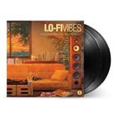 Text: "LO-FI VIBES" und Künstlernamen. Illustration: Wohnzimmer mit oranger Couch, Plattenspieler und Fenster mit Sonnenuntergang.