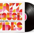 "JAZZ HOUSE VIBES" in großen, bunten Buchstaben. Eine Schallplatte steckt in einem modernen, farbenfrohen Cover.