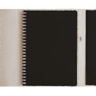 Eine geöffnete Mappe mit Leopardenmuster links und einem Spiralblock in der Mitte. Rechts eine schwarze Fläche.