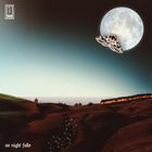 "As night falls" steht unten. Eine Motte fliegt vor dem Mond über Hügel, im Hintergrund brennt ein Wald.