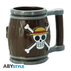 Tasse in Fassform, braun mit grauem Rand. Motiv: Totenkopf mit Strohhut. Links unten das Logo "ABYSTYLE".