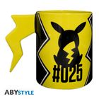 #025, ABYstyle. Gelbe Tasse mit schwarzem Pikachu-Schatten, Griff in Bltizform.