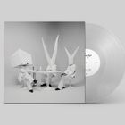 Text auf der Schallplatte: Handgeschriebener Stil. Schwarz-weißes Bild von Personen mit geometrischen Hüten an einem Tisch.