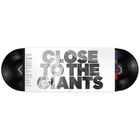 Großer Text „CLOSE TO THE GIANTS“. Zu beiden Seiten schwarze Vinyl-Schallplatten in einer Hülle.