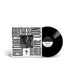 Text: "BROTHER CULTURE BEHOLD THE LION." Cover mit Schwarzweißfoto zweier Personen in winterlichen Outfits. Vinylplatte daneben.