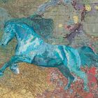 „Mare Imbrium“ und „Mare Serenitatis“ sind auf einer Weltkarte zu sehen. Ein blaues Pferd springt anmutig über die Karte.