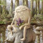 Text: "Mateo". Ein flauschiges Wesen sitzt lächelnd auf einem Stein im Wald und hält einen Strauß lila Blumen.