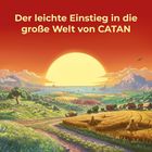 "Der leichte Einstieg in die große Welt von CATAN." Landschaft mit Feldern, Bergen und einem großen Sonnenuntergang.