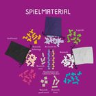 Text: SPIELMATERIAL, Stoffbeutel, Basisteile hellorange, lila, mini, quadratisch, klein, Legeteile, Rundenleiste mit Edelstein-Plättchen.  
Beschreibung: Bunte Bauteile und Stoffbeutel vor lila Hintergrund.