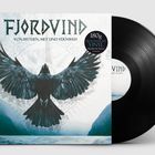 „FJORDVIND“, „VON MYTHEN, MET UND FERNWEH“, „180g HEAVYWEIGHT VINYL“. Krähe mit ausgebreiteten Flügeln über Wasser.