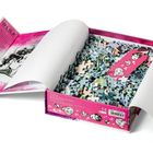 Offene Puzzlebox mit 500 Teilen, pinke Verpackung mit Illustration. "Olga A, Kiss Me Once", stilisierte Gesichter.