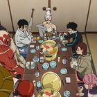 Eine Gruppe sitzt um einen Tisch mit einem großen Topf. Auf zwei Flaschen steht „Dashi“. Ein TV steht im Raum. Anime-Illustration.