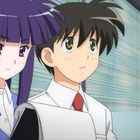 Zwei Anime-Charaktere im Büro, einer mit violetten, der andere mit braunen Haaren. Im Hintergrund eine Palme.