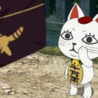 Ein weißer, stehender Katzencharakter hält eine goldene Münze mit japanischen Schriftzeichen. Im Hintergrund sieht man Gras.