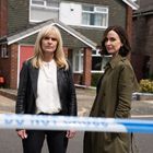 Text: "POLICE DO NOT CROSS." Zwei Frauen stehen ernst vor einem Einfamilienhaus. Polizeiabsperrband im Vordergrund.