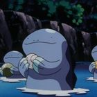 Drei blaue, rundliche Wasserwesen halten Objekte und stehen teils im Wasser, umgeben von dunklen Bäumen.