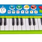 "Funny Face Keyboard", Klaviertasten und bunte Tasten mit Gesichtern und Symbolen. Fröhlich gestaltetes Kinderkeyboard.