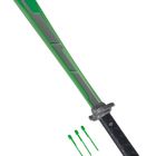 Grünes Plastikschwert mit schwarzem Griff und drei grünen Pfeilen daneben.