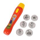 Eine rote Taschenlampe mit gelbem Schalter. Daneben sechs runde Chips mit Feuerwehrmann-Motiven.