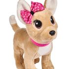 Ein beiges Stoffhund mit großen Augen, einem pinken Halsband und rosa Schleife mit weißen Herzen am Ohr.