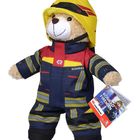 Aufschrift "KONRAD" auf einer Feuerwehruniform. Plüschbär in Feuerwehrkleidung mit gelbem Helm.