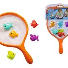 "Water Fun" steht auf der Verpackung. Buntes Kinderspielset mit Netz und kleinen Fischen in verschiedenen Farben.