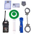 Ausweis-Text: "AUSWEIS - ID-CARD". Enthält ein Spielzeug-Funkgerät, Handschellen, Taschenlampe, Polizeikelle, Abzeichen.