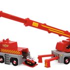 Ein rotes Spielzeug-Feuerwehrfahrzeug mit gelben Streifen, einer ausfahrbaren Leiter und einem Mini-Dalmatiner im Inneren.