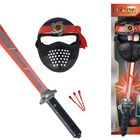 "NEX NINJA", "LIGHT SOUND", "TEST". Ninja-Spielset mit rotschwarzem Schwert, Maske und drei Pfeilen. Verpackung zeigt Details.