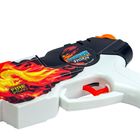 "Water Zone Storm" und "Fire Storm"; ein bunter Wasserspritzpistolen-Entwurf mit feurigen Flammenmustern.