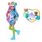 Spielzeugfigur mit pink-blauem Haar, buntem Kleid. Herzförmige Illustration mit Accessoires: Rucksack, Kamm, Hund.