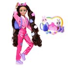 Eine Puppenfigur mit langen dunkelbraunen Haaren, steht in pinker Kleidung mit Sternenmustern. Zubehör wie Taschen und Kämme.