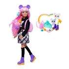 Eine Puppe mit rosa Haaren trägt lila Schuhe und einen Karo-Rock. Neben ihr sind Accessoires wie ein Kamm und ein Rucksack.