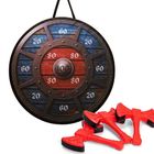 Runde Zielscheibe mit Punkten: 100, 80, 60, 20. Rote Kunststoffäxte daneben, rustikaler, spielerischer Look.