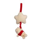 Ein Plüschstern mit rotem Band, an dem ein kleiner, beigefarbener Teddybär mit rotem Shirt hängt.
