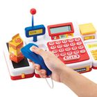 Spielzeugkasse mit Display „TOTAL:“, Tastenfeld, Scanner und Spielzeugverpackung mit Orangenmotiven. Hand hält Scanner.