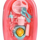 „New Born Baby“ und „1+“. Ein rosafarbenes Spielzeug-Set für Babys mit Badewanne und Entchen.